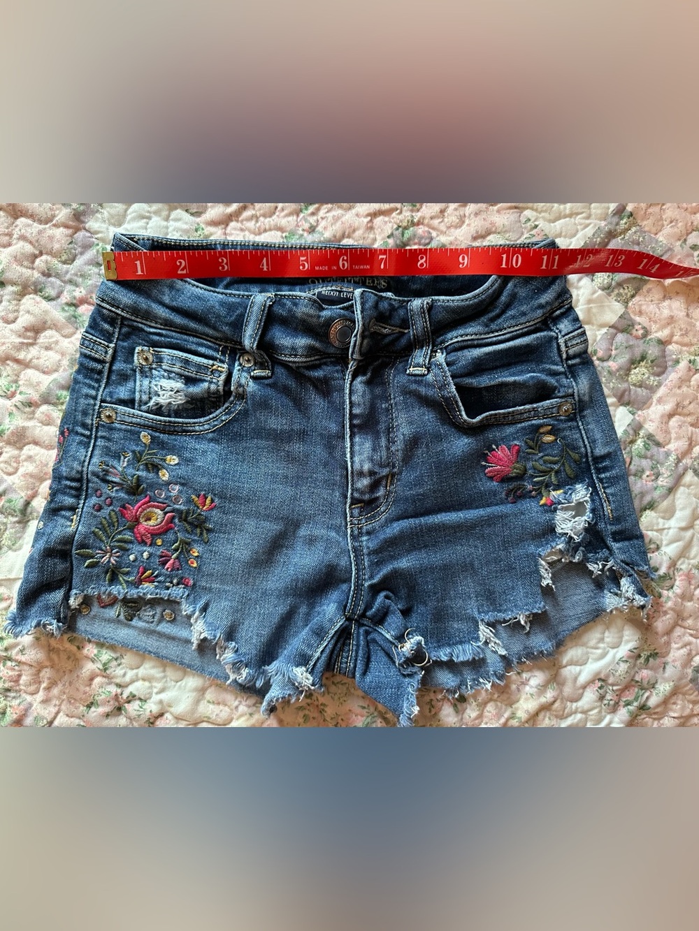 American Eagle Women’s High Rise Floral Embroidery Cutoff Denim Shorts - Picture 5 of 6